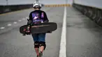 Foto pada 9 September 2020 menunjukkan longboarder dan penderita kanker Nongluck Chairuettichai, juga dikenal sebagai Jeab, selama sesi latihan di jalan raya yang belum selesai di Bangkok. Kegiatan ini dilakukan sebagai jalan pemulihan dari kanker payudara yang dideritanya. (Lillian SUWANRUMPHA/AFP)