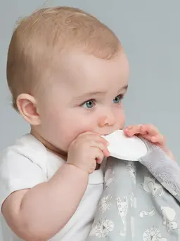 Ilustrasi anak menggigit benda (Sumber foto: Unsplash.com).