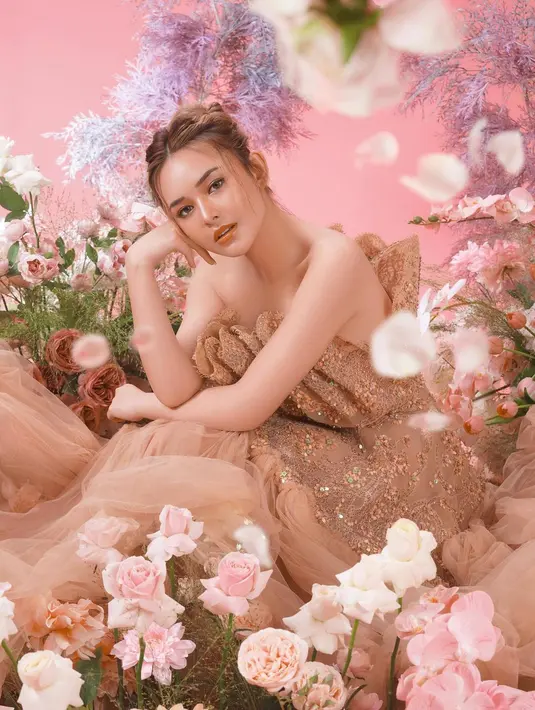 Kali ini, Amanda Manopo bak peri. Ia tampil menawan dengan strapless dress cokelat yang berkilauan penuh payet, berlatar bunga-bunga yang cantik. Penampilan Amanda semakin sempurna dengan gaya rambut dan makeup bernuansa kecokelatan yang hangat dan senada. [Foto: Instagram/amandamanopo]
