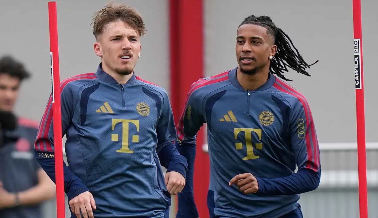 Mereka membutuhkan kemenangan dengan selisih minimal dua gol untuk lolos langsung ke final di Budapest. Tampak dalam foto, pemain Bayern Munchen, Lebbart Karl (kiri) dan Michael Olise saat sesi latihan jelang pertandingan leg kedua semifinal Liga Champions 2025/2026 melawan Paris Saint-Germain (PSG) di Jerman, Selasa 5 Mei 2026. (AP Photo/Matthias Schrader)