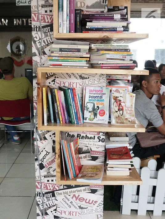 Sejumlah buku terpampang di perpustakaan mini yang berada di Mapolres Tangerang Selatan, Banten, Kamis (5/7). Selain memberi rasa nyaman bagi warga yang mengurus SKCK, perpustakaan mini ini juga untuk meningkatkan minat baca. (Merdeka.com/Arie Basuki)