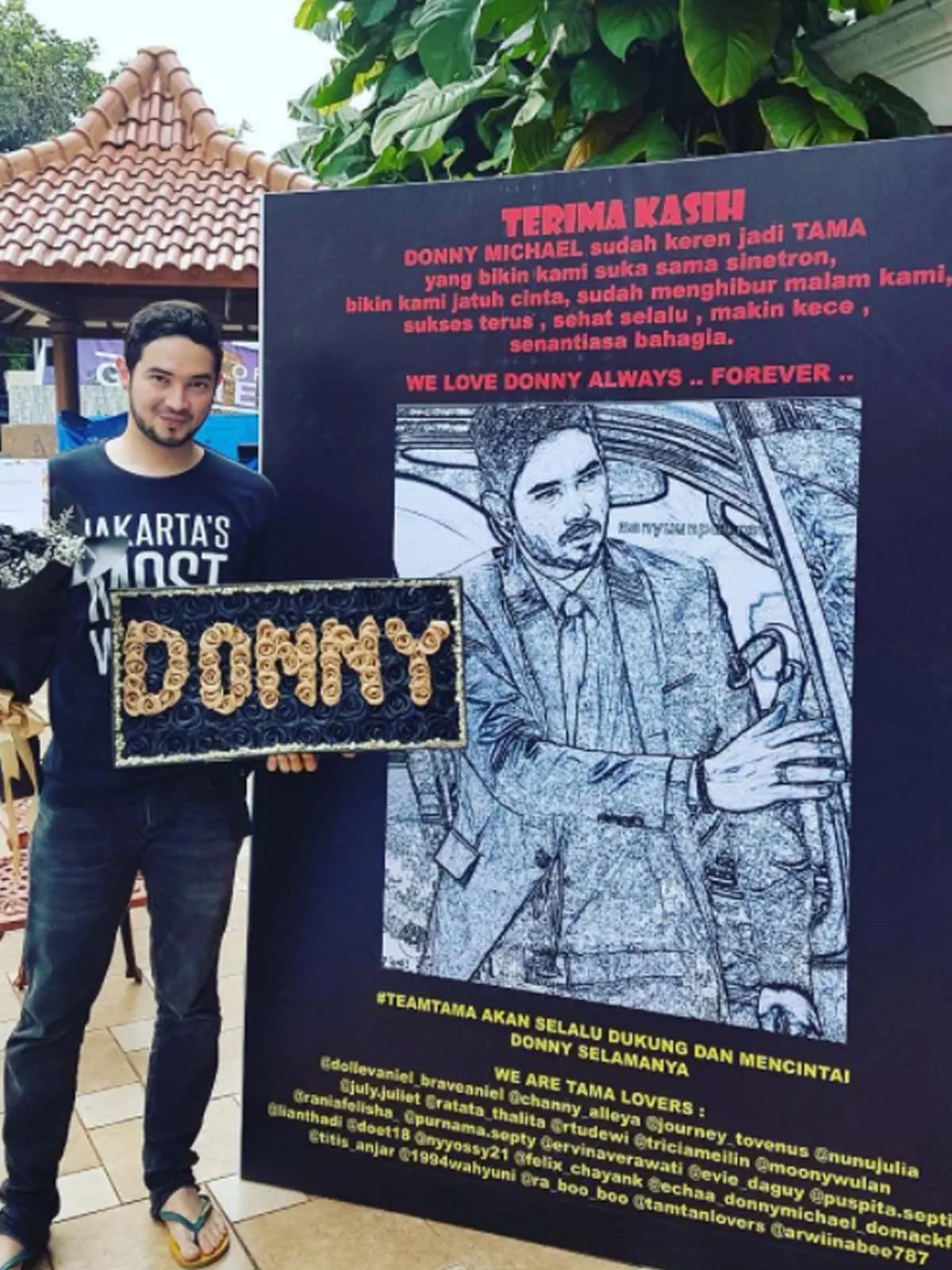 Donny Michael mendapat hadiah dari fans berupa karangan bunga papan besar bergambar karikatur. (Instagram)