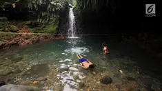 Wisatawan bermain air di Curug Pangeran, Taman Nasional Gunung Halimun Salak (TNGHS), Bogor, Sabtu (5/1). Keindahan curug dan aliran sungai yang unik di TNGHS menjadi destinasi wisata pilihan menghabiskan liburan akhir pekan (Merdeka.com/Iqbal S. Nugroho)