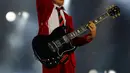 Aksi Gitaris Angus Young memainkan gitar saat tampil dalam "Rock Or Bust World Tour" di tur konser dunia di Andalusia, Seville, Spanyol, (10/5). AC/DC resmi mengumumkan vokalis baru Axl Rose mengantikan Brian Johnson. (REUTERS/Marcelo del Pozo)