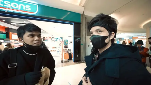 6 Potret Thariq Halilintar Cari Oleh-Oleh Buat Fuji, Barang Branded Puluhan Juta