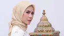 Cynthia Ramlan juga memutuskan untuk berhijab. Adik dari Olla Ramlan ini mulai menggunakan hijab pada 16 Mei. Ia memutuskan berhijab saat ulang tahun almarhum ayahnya dan juga saat ulang tahun pernikahan. (Liputan6.com/IG/@cynthiaramlan)