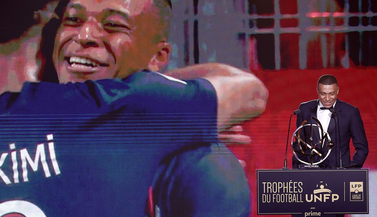 Pemain PSG, Kylian Mbappe memberikan sambutan saat mendapatkan penghargaan pemain terbaik Ligue1 Prancis pada acara yang berlangsung di Paris, Prancis, Senin (13/04/2024) waktu setempat. (AFP/Franck Fife)