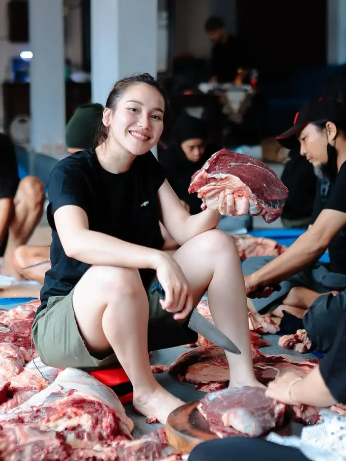 Gaya Ayu Ting Ting Makeup Natural Jadi Tukang Jagal di Idul Adha, Tetap Cantik Saat Bergulat dengan Daging Kurban