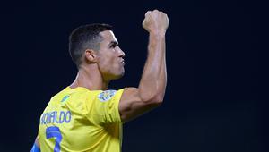 Pemain Al Nassr, Cristiano Ronaldo melakukan selebrasi setelah mencetak gol melalui tendangan penalti ke gawang Al Shorta pada laga semifinal Liga Champions Arab 2023 di Prince Sultan bin Abdul Aziz Stadium, Abha, 9 Agustus 2023. Al Nassr sukses melaju ke babak final setelah menang dengan skor 1-0. (AFP/Abdullah Mahdi)