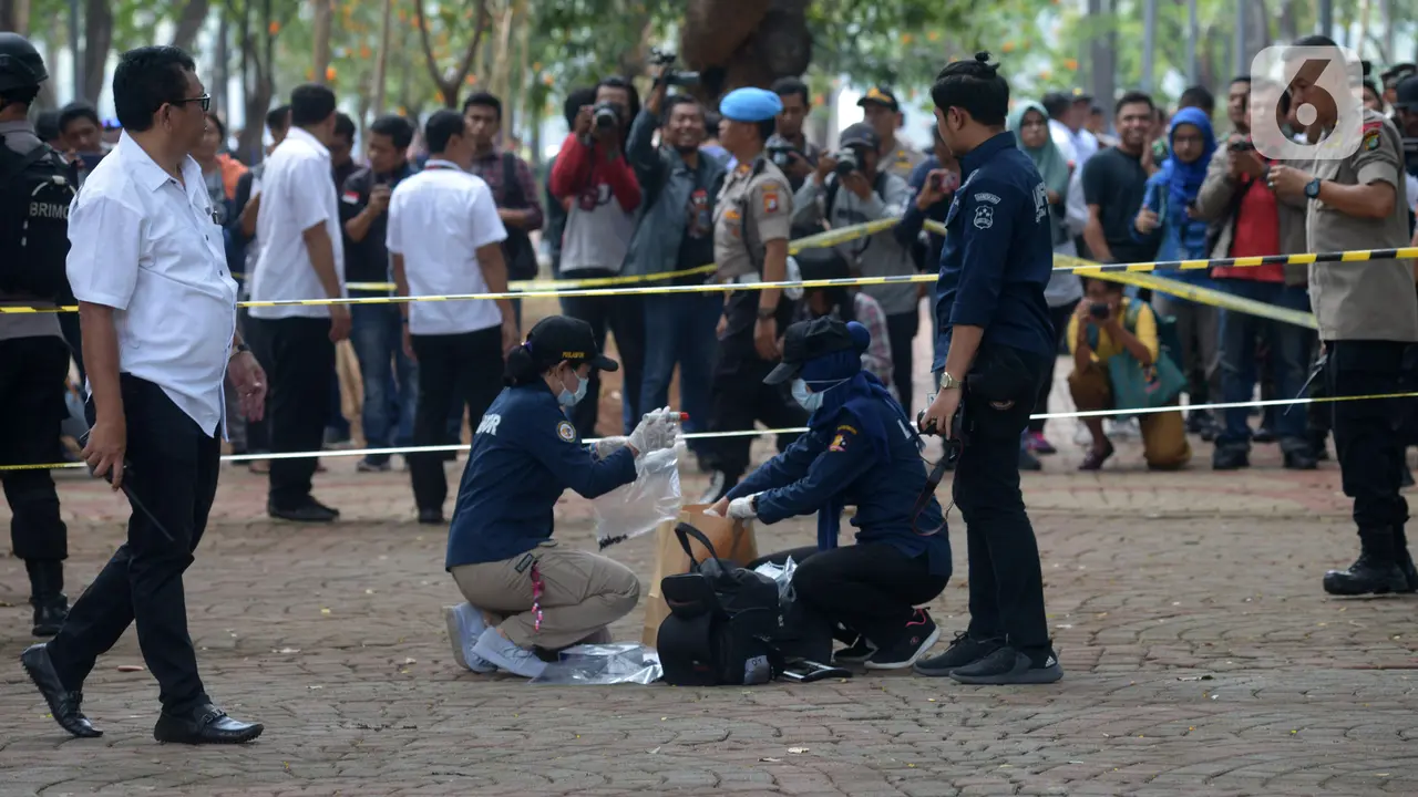 Olah TKP Ledakan di Monas