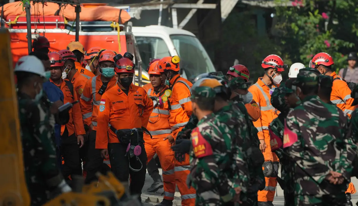 Kepala Badan Nasional Penanggulangan Bencana (BNPB) Letjen TNI Suharyanto menyampaikan, pada Sabtu (4/10/2025), setidak ada 49 santri yang diduga masih hilang. Angka tersebut berdasar data yang diberikan pihak pesantren kepada Tim SAR Gabungan. (AP Photo/Achmad Ibrahim)