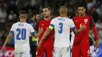 Timnas Inggris (merah) usai bertemu Slovakia di babak penyisihan Grup B Euro 2016 (Reuters)