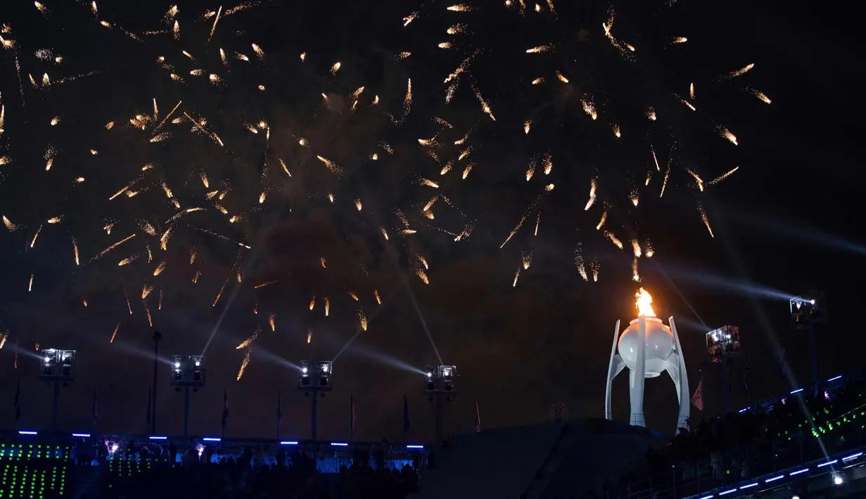 Kembang api saat menghiasi upacara pembukaan Olimpiade Musim Semi XII Paralimpiade di Stadion Olimpiade Pyeongchang, di Pyeongchang, Korea Selatan, (9/3). (Simon Bruty/OIS/IOC via AP)