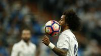 Aksi bek sayap Real Madrid, Marcelo saat melawan Barcelona. (OSCAR DEL POZO / AFP)