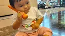 <p>Momen menggemaskan baby Ameena dengan wortel yang dipegangnya. "Jelasnya nga bisa tiap saat karena tugas tugas harus dibagi. Stay happy, sehat, positif dan semangat selalu kaum crown people," lanjut KD. [Instagram/krisdayantilemos]</p>