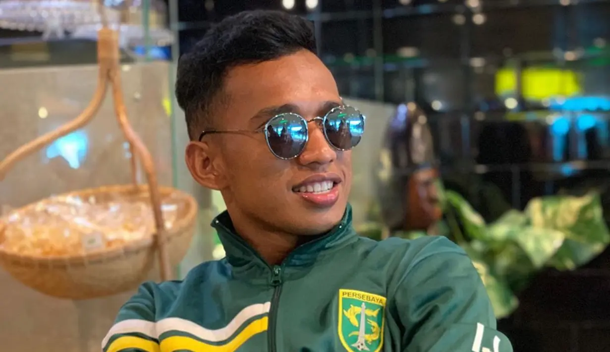Beberapa momen, pencetak 8 gol dari 26 laga tersebut juga sangat trendi dengan kaca mata yang dikenakannya. Ditambah, senyum manis yang ditunjukkan Irfan, menunjukkan ia sangat menikmati saat-saat santai di luar lapangan. (Liputan6.com/IG/@irfanjayaij41)