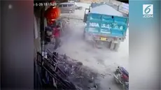 Seorang pria terlempar udara saat sedang menambal ban sebuah truk.