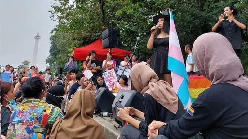 Warganet di lini massa Twitter dihebohkan dengan beredarnya sejumlah foto bendera pelangi simbol kaum LGBT di kawasan Monumen Nasional (Monas), Jakarta Pusat. (Twitter @sosmedkeras)