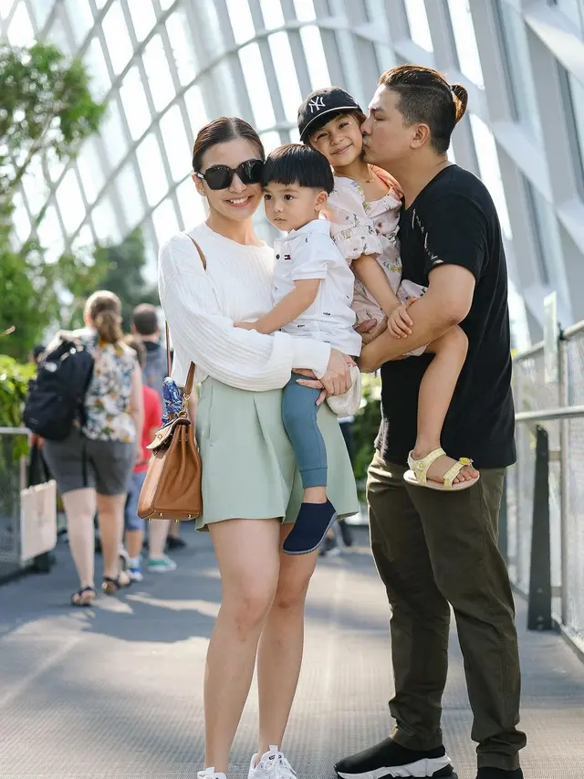 8 Gaya Modis Chelsea Olivia Layaknya ABG Saat Liburan di Singapura