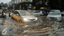 Sejumlah kendaraan nekat melewati jalan yang tergenang air mencapai 80 cm di Jalan Kemang, Jakarta, Jumat (11/11). Diguyur hujan deras, Jalan Kemang Raya kembali tegenang air. (Liputan6.com/Yoppy Renato)