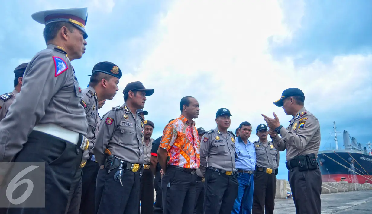 Petugas gabungan TNI-Polri melakukan persiapan di Pelabuhan Tanjung Emas Semarang, Minggu (24/1/2016). Persiapan dilakukan untuk mengamankan kedatangan Anggota Gafatar. (Foto:Gholib)