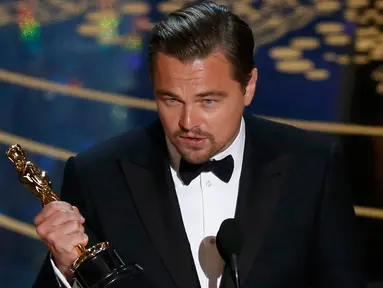 Aktor Leonardo DiCaprio menerima Oscar untuk Aktor Terbaik untuk film "The Revenant" di 88 Academy Awards di Hollywood, California (28/2/2016). Ini merupakan piala oscar pertama yang diraih Leo Lewat perannya di film The Revenant. (REUTERS/Mario Anzuoni)