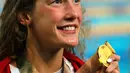 Perenang asal Kanada, Ruck Taylor tersenyum saat meraih medali emas pada kejuaraan renang 200m gaya bebas putri Commonwealth Games 2018 di Aquatic Center di Gold Coast, Australia (5/4). (AP Photo / Mark Schiefelbein)