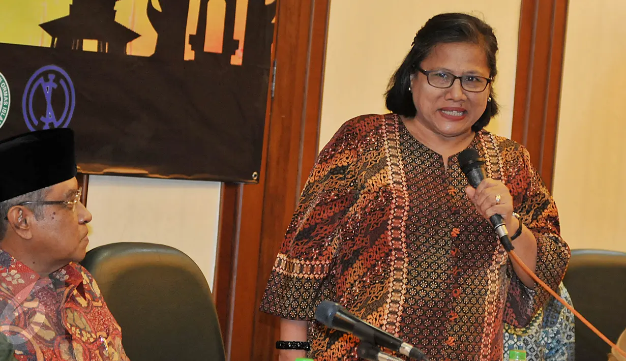 Perwakilan PGI Pdt. Dr. Henriette saat memberikan keterangan pers  di PBNU, Jakarta, Jumat (15/1/2016). Preskon ini terkait Apel Kebhinnekaan Lintas Iman Bela Negara "Menolak Radikalisme, Terorisme dan Narkoba" (Liputan6.com/Johan Tallo)