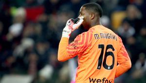 Kiper AC Milan, Mike Maignan, menjadi korban rasisme saat timnya bersua Udinese pada laga pekan ke-21 Serie A di&nbsp;Bluenergy Stadium, Udine, Minggu (21/1/2024) dini hari WIB. (AFP/Gabriele MENIS/ANSA)