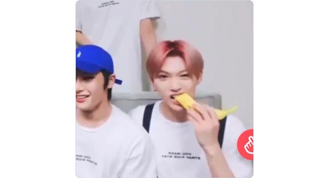 6 Potret Tingkah Absurd Idol K-Pop saat Makan Pisang, Ada yang Sama Kulitnya
