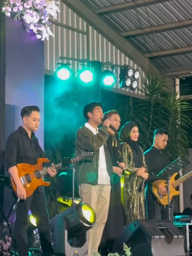 Potret Umi Pipik Hadiri Acara Bukber Bareng Anak Yatim, Abidzar dan Bilal Bak Bodyguard