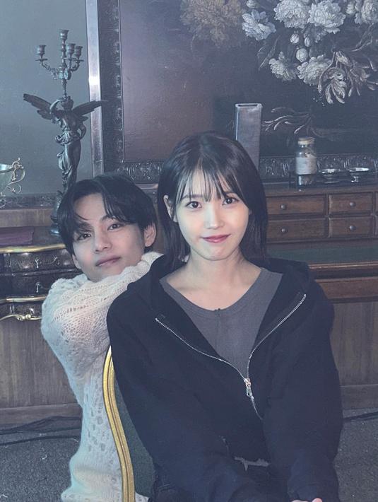 <p>IU dan V BTS (Foto: Instagram/ dlwlrma)</p>