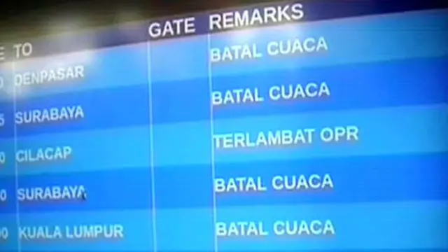 [VIDEO] Bandara Tutup Imbas Abu Kelud, Penukaran Tiket Antre