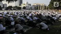 Jemaah melaksanakan salat Idul Adha 1441 H di Masjid Al-Azhar, Jakarta, Jumat (31/7/2020). Pelaksanaan salat Id dilakukan secara berjemaah di masjid atau lapangan dengan menerapkan protokol kesehatan, seperti mengenakan masker dan menjaga jarak. (Liputan6.com/Johan Tallo)