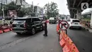 Petugas Dinas Perhubungan (Dishub) DKI Jakarta mengatur laju kendaraan saat rekayasa lalu lintas di Jalan Laksamana Malahayati seiring mulai beroperasinya Off Ramp Jatiwaringin, Tol Becakayu, Jakarta Timur, Selasa (25/10/2022). Kepala Dishub DKI Jakarta Syafrin Liputo mengungkapkan rekayasa lalu lintas dilakukan karena Off Ramp Jatiwaringin Tol Becakayu mulai beroperasi yang berlangsung hingga 4 November mendatang. (merdeka.com/Iqbal S. Nugroho)