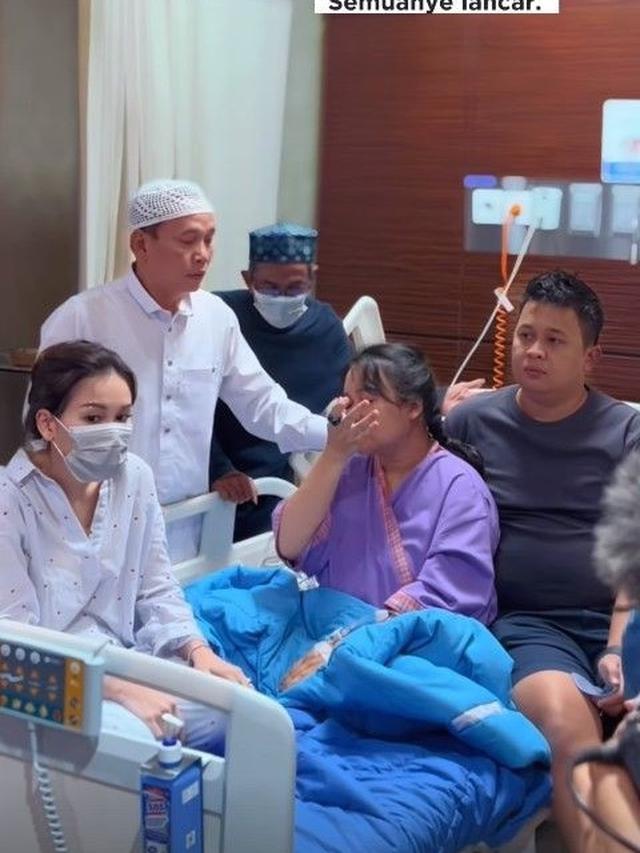 7 Potret Syifa Adik Ayu Ting Ting Melahirkan Anak Kedua, Didampingi Keluarga Besar