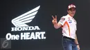 Pebalap Honda, Marc Marquez memberi lambang peace saat berpose di peluncuran All New Honda CBR150R di Sentul, Jabar, Minggu (14/2/2016). All New Honda CBR150R hadir dengan mesin dan desain baru dibandingkan generasi sebelumnya. (Liputan6.com/Angga Yuniar)