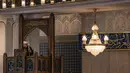 Khatib menyampaikan khotbah salat Jumat selama bulan suci Ramadan di Masjid Negara Malaysia, Kuala Lumpur, Malaysia, Jumat (15/5/2020). Pemerintah Malaysia mengizinkan salat berjemaah di masjid setelah sebelumnya dilarang karena pandemi corona COVID-19. (Mohd RASFAN/AFP)