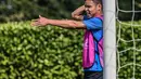 Penyerang Atalanta, Luis Muriel saat mengikuti sesi latihan di tempat latihan klub di Ciserano, Bergamo, Italia (13/4/2022). Pada leg pertama Atalanta bermain imbang 1-1 di markas RB Leipzig. (AFP/Miguel Medina)