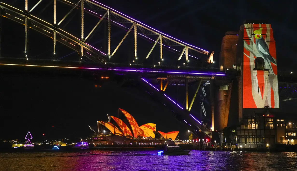 <p>Vivid Sydney mengubah berbagai bangunan dan landmark seperti Sydney Opera House dan Sydney Harbour Bridge di dalam dan di sekitar distrik pusat bisnis Sydney menjadi kanvas seni di malam hari. (AP Photo/Mark Baker)</p>