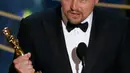 Aktor Leonardo DiCaprio memberikana pidato kemenangan saat menerima piala oscar untuk film "The Revenant" di 88 Academy Awards di Hollywood, California (28/2/2016). (REUTERS/Mario Anzuoni)