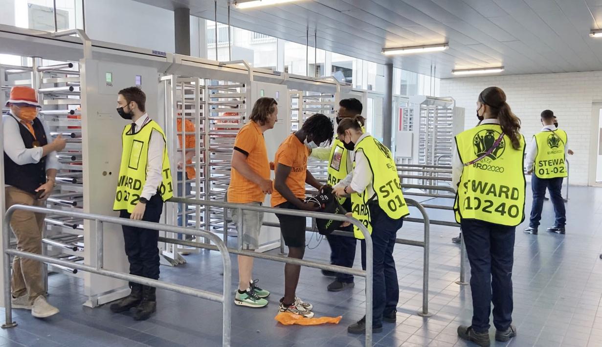Setidaknya terdapat dua lapis pemeriksaan keamanan di Arena Amsterdam. Setelah pengecekan pertama di luar, penonton akan kembali diperiksa ketika masuk ke dalam stadion. (Foto: Bola.com/Tito Sianipar)