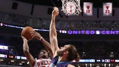 Pemain Chicago Bulls, Jimmy Butler (kiri) mencoba melakukan tembakan saat dihadang pemain Charlotte Hornets, Spencer Hawes pada laga NBA preseason basketball game di Chicago, Selasa (18/10/2016) WIB.  (AP/Charles Rex Arbogast)