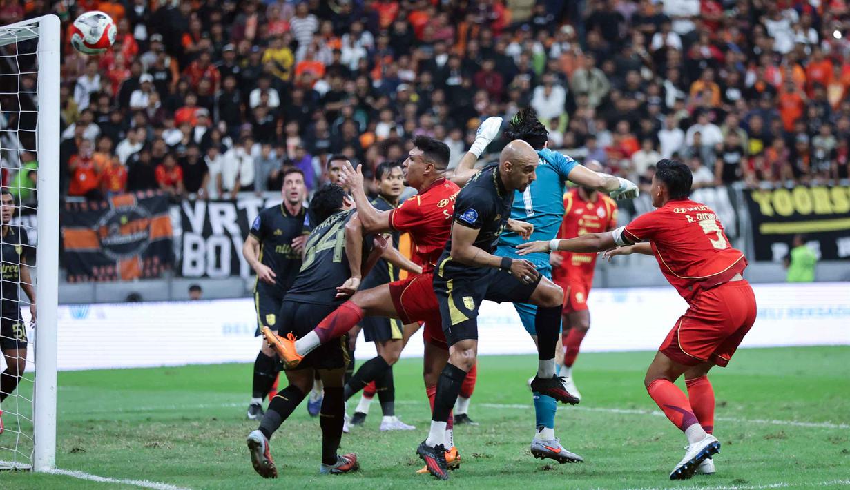 Laga berjalan dengan tensi tinggi sejak menit awal. Persija mengambil inisiatif permainan dan tampil dominan. Tampak dalam foto, pemain Persija dan Borneo FC bertarung berebut bola atas saat pertandingan pekan ke-24 BRI Super League 2025/2026 di Jakarta International Stadium, Selasa (3/3/2026) malam WIB. (Bola.com/M Iqbal Ichsan)