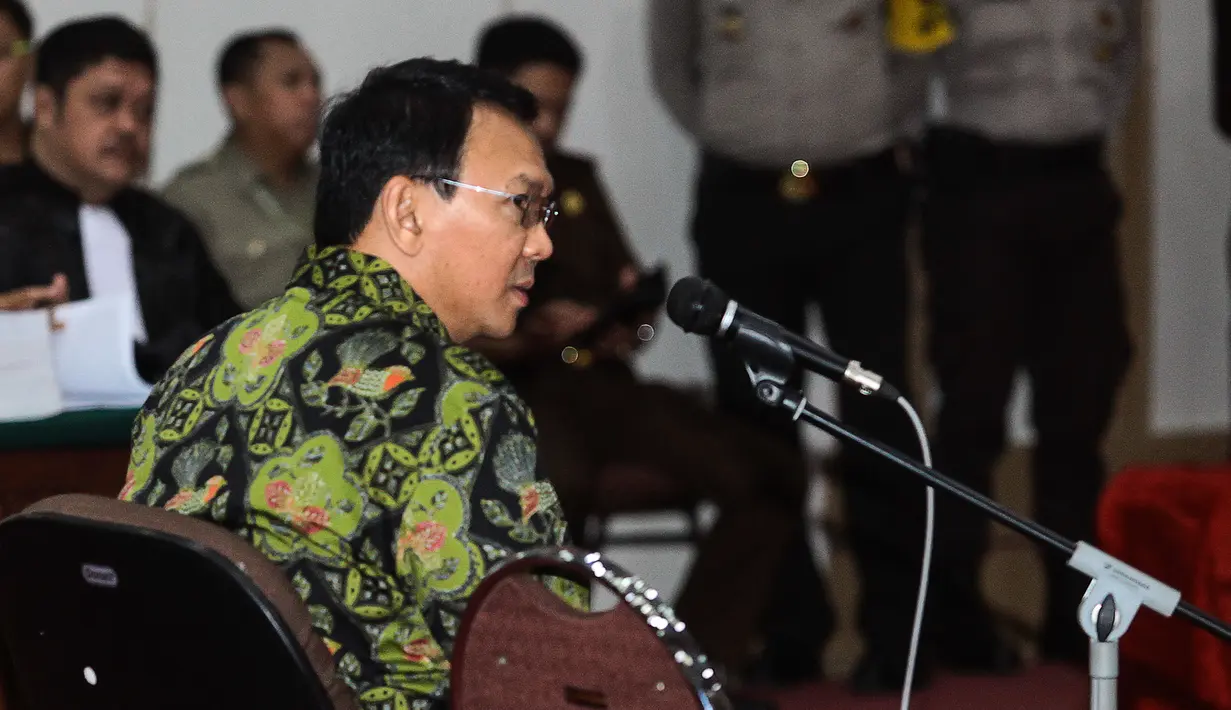 Terdakwa Basuki Tjahaja Purnama atau Ahok mengikuti sidang lanjutan kasus dugaan penistaan agama di Auditorium Kementerian Pertanian, Jakarta, Kamis (20/4). Sidang beragenda pembacaan tuntutan dari Jaksa Penuntut Umum. (Liputan6.com/Pool/Muhammad Adimaja)