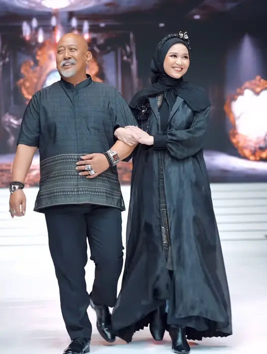 <p>Indro Warkop kompak bersama putrinya mengenakan pakaian serba hitam dari koleksi Zaskia Sungkar. Indro mengenakan baju koko dan putrinya tampil dengan hijab dan busana hitam. [@zaskiasungkar15]</p>
