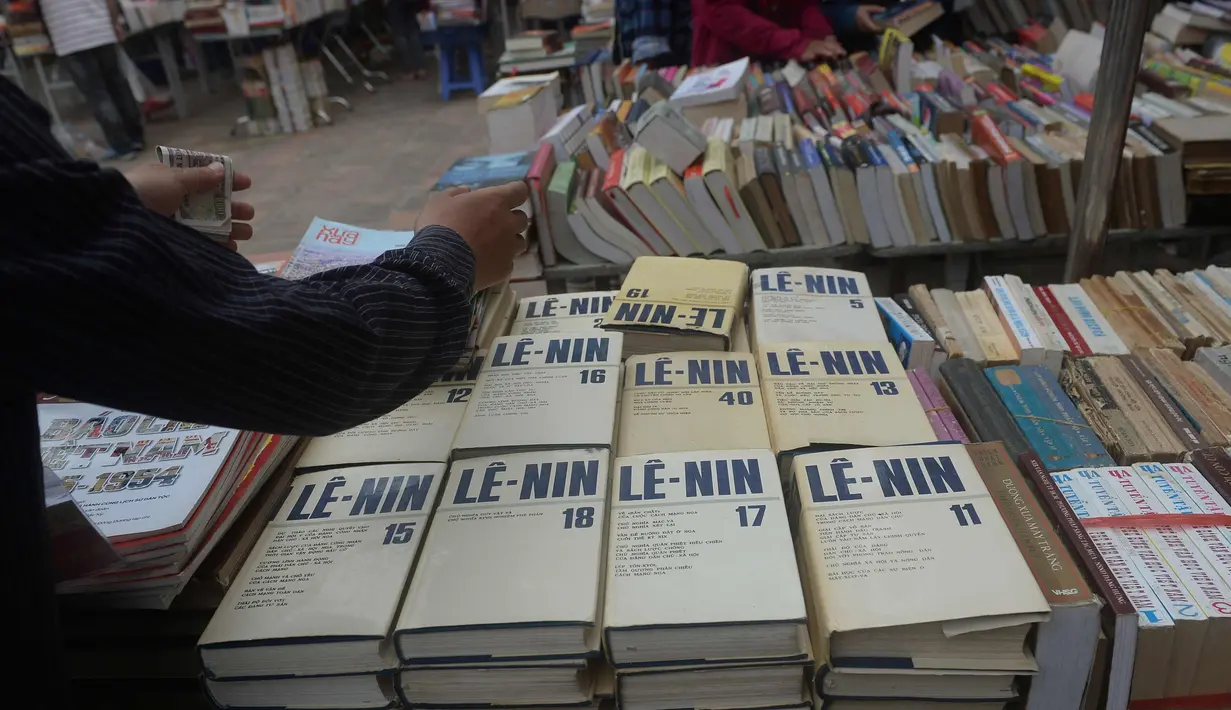 Sejumlah buku bekas terlihat selama pameran buku bekas di Hanoi, Vietnam  (26/10).( AFP Photo/Hoang Dinh Nam)