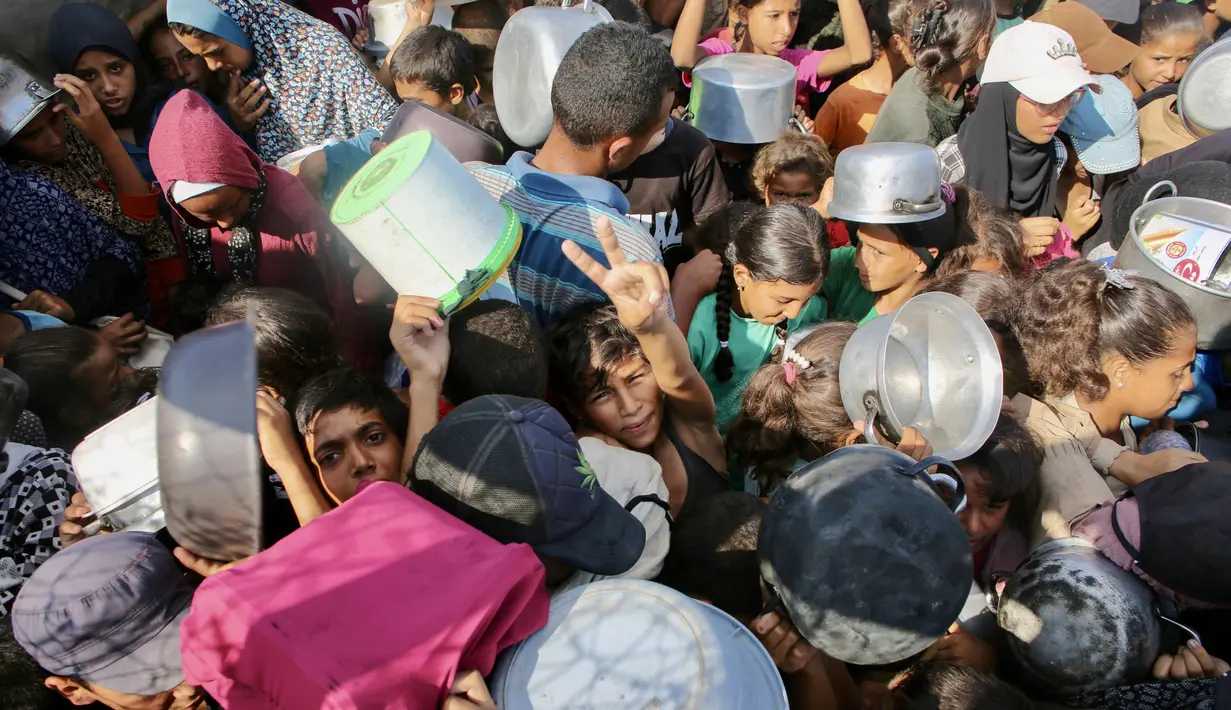 Kematian anak-anak tersebut terkait dengan kondisi malnutrisi parah dan komplikasi terkait kelaparan di tengah kekurangan makanan dan pasokan medis yang terus berlanjut. (Foto oleh AFP)