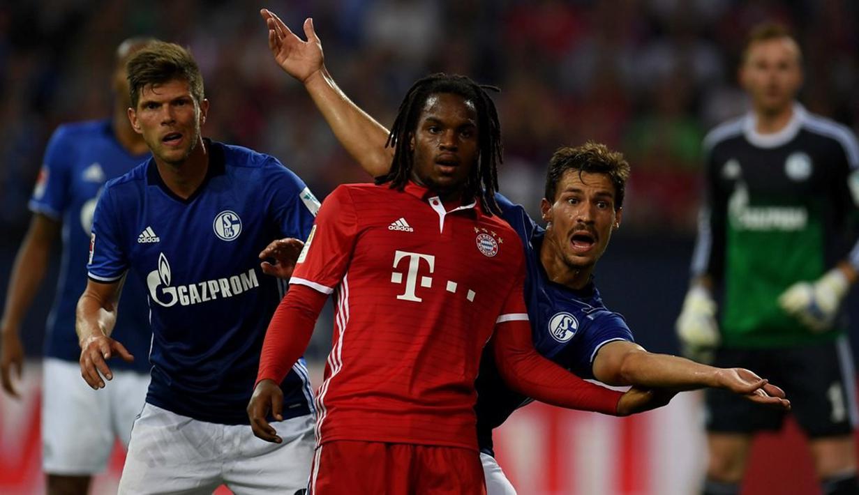 Pemain Bayern Munchen, Renato Sanches, bersiap menyambut bola namun dihalangi pemain Schalke 04, Benjamin Stambouli, dalam lanjutan Bundesliga di Veltins Arena, Gelsenkirchen, Sabtu (10/9/2016) dini hari WIB. (AFP/Patrik Stollarz)