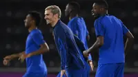 Penyerang Prancis Antoine Griezmann (Kiri) dan Ousmane Dembele mengikuti sesi latihan jelang laga semifinal Piala Dunia 2022 kontra Maroko di Al Sadd SC di Doha, Selasa (13/12/2022). Pertemuan Prancis vs Maroko di semifinal Piala Dunia 2022, merupakan yang pertama bagi kedua negara saling berhadapan di putaran final FIFA Wordl Cup. (FRANCK FIFE / AFP)
